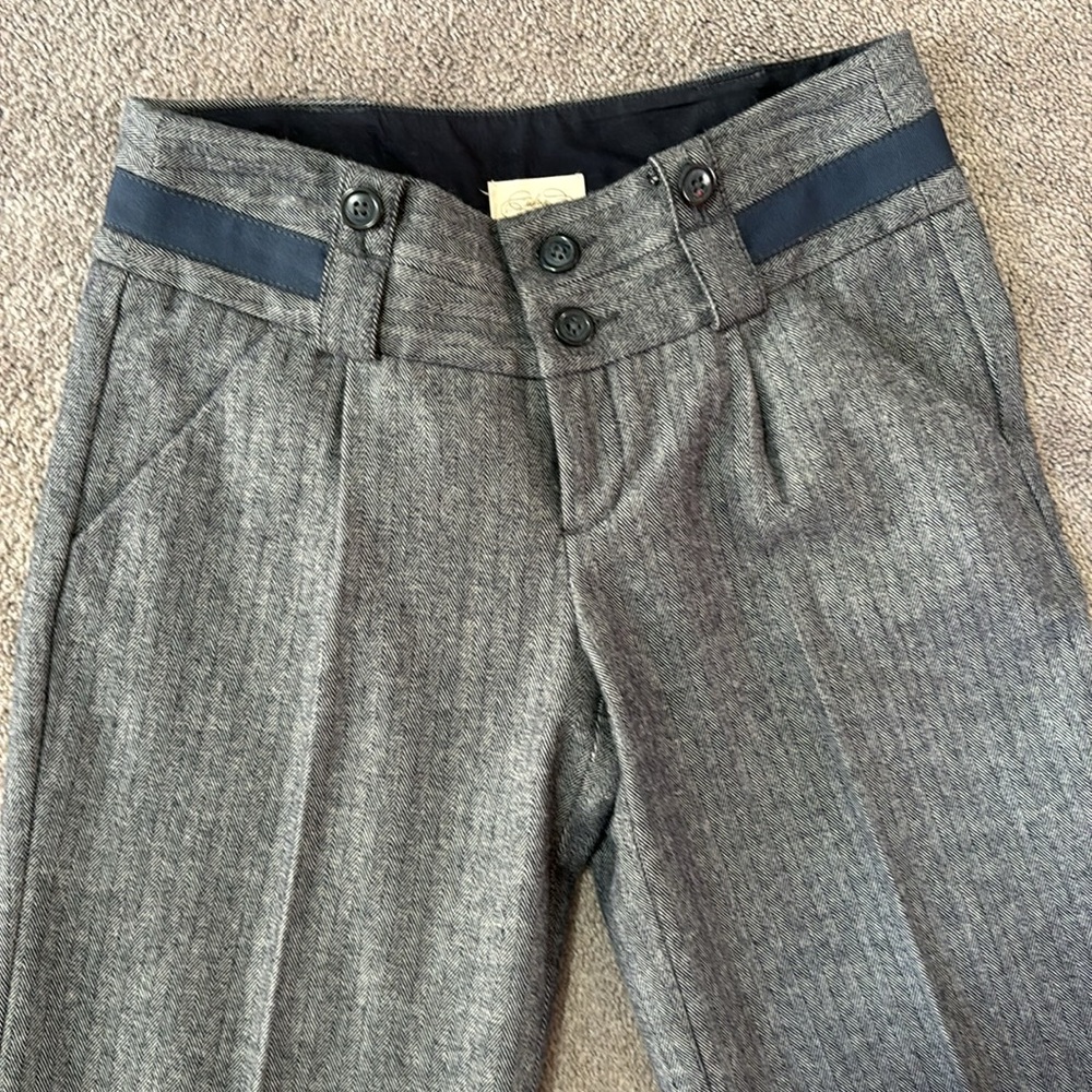 Beautiful navy herringbone pants with details. Excellent condition. Size 0